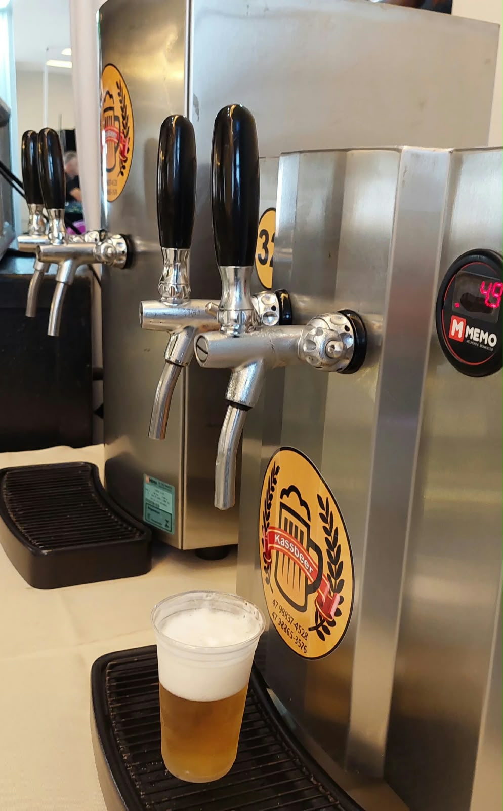 Chopeira elétrica Kassbeer servindo chopp Pilsen e chopp de vinho em evento